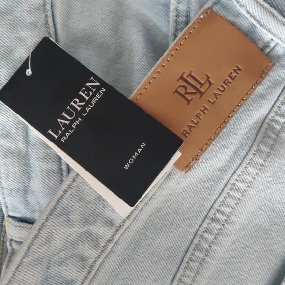 Lauren Ralph Lauren Women's Medium-Wash Denim Shorts with Frayed Hem. Size 22 W - Picture 4 of 15